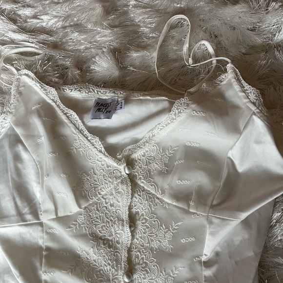 White Lace Button-Up Camisole - Picture 3 of 3